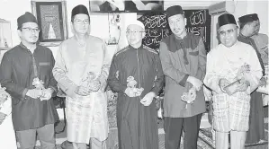  ??  ?? ABD Rahman (kanan) bersama tetamu kehormat (dari kiri) Ismuni, Mohd Ali dan Rozman.