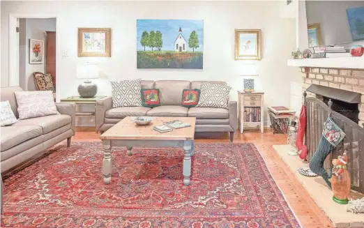  ?? ?? The living room, with a big screen television on the wall over a working fireplace, is a perfect place to relax.