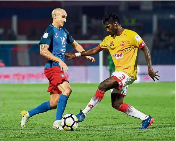  ??  ?? Problem in the middle: Johor Darul Ta’zim midfield maestro Natxo Insa (left) has returned to Spain for a hamstring injury treatment.