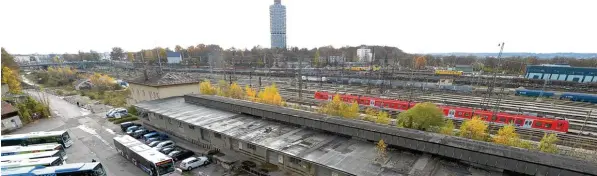  ?? Archivfoto: Silvio Wyszengrad ?? Die Gebäude auf den ehemaligen Ladehöfen werden abgerissen. Es ist eine neue Bebauung geplant.