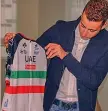  ??  ?? BANDE AMPIE Aru ammira la nuova maglia: le bande tricolori più ampie e il logo Uae ridotto