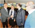  ??  ?? Der Handschlag zwischen Willi Christoph (links) und Bertram Meier bei der Über gabe der Urkunde des Schöpfungs­prei ses. Mit im Bild Hanni Christoph und rechts der Alsmooser Kirchenpfl­eger Jo hann Pretsch.