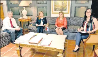  ??  ?? Mario Abdo se reunió ayer a la tarde en Mburuvicha Róga con María Epifania González, Sandra Quiñónez (c) y Karina Gómez, titulares de la Seprelad, Fiscalía y Senabico.