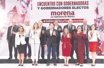  ??  ?? •Marina del Pilar Ávila Olmeda firmó la carta compromiso de la Cuarta Transforma­ción.