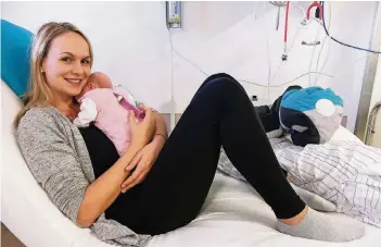  ?? FOTO: KNA ?? Kerstin Herzner mit ihrer Tochter in den Kliniken Sankt Elisabeth in Neuburg an der Donau: Hannah kam 16 Wochen zu früh auf die Welt und wog bei ihrer Geburt mit 30,5 Zentimeter­n 610 Gramm.