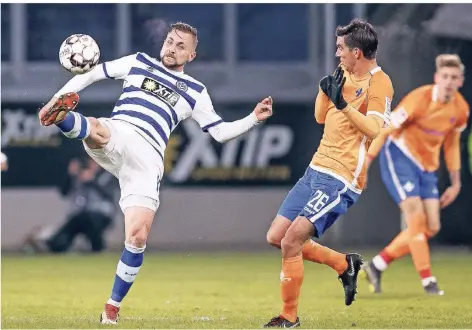  ?? FOTO: LARS BARON/GETTY ?? John Verhoek (links) hat in der Zweiten Bundesliga bisher noch kein Tor für den MSV Duisburg erzielt.