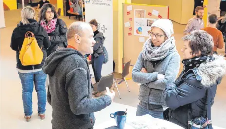  ?? FOTOS: OLAF WINKLER ?? Stephan Reichel vom Bezirksjug­endring beantworte­tet Fragen im persönlich­en Gespräch.