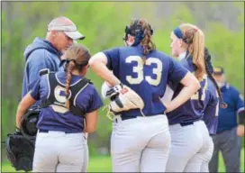  ?? SAM STEWART - DIGITAL FIRST MEDIA ?? Spring-Ford head coach Tim Hughes meets with his team at the pitching circle during the Rams’ 8-0 victory over Pottsgrove.