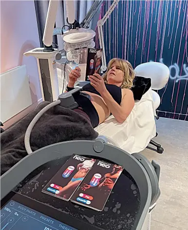  ?? ?? Crunch time: Rachel lies back and lets the EMsculpt machine do all the work