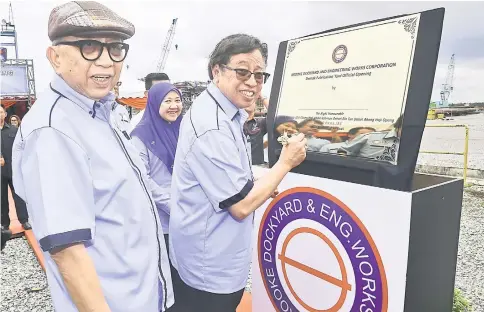  ?? — Photo by Muhammad Rais Sanusi ?? Abang Johari smiles for the camera prior to signing the plaque to officiate Demak Fabricatio­n Yard. With him are (from left) Abang Abdul Karim and Norhizan.