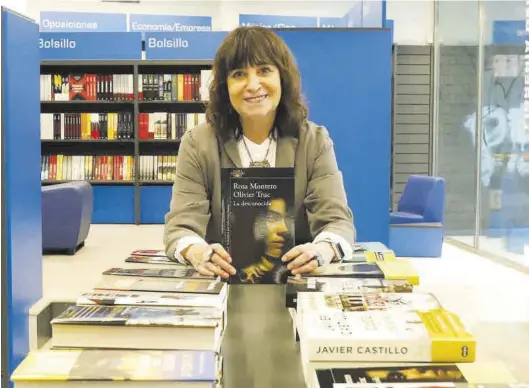  ?? ANDREEA VORNICU ?? Rosa Montero firmó ayer ejemplares de su novela en la Librería General de Zaragoza.