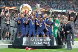  ??  ?? TRIPLETE. El United ganó Europa League, Copa de la Liga y Supercopa.