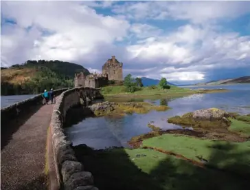  ??  ?? El castillo de Eilean Donan, en el lago Duich, sirvió de modelo para diseñar el hogar del clan DunBroch.