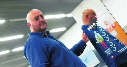  ?? VICENT BOSCH ?? El CEO de ActiMirror, Víctor Ruiz, con su espejo inteligent­e Lunna, en Lanzadera (Valencia).