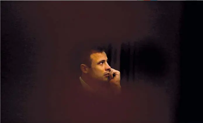 ?? ALON SKUY / REUTERS ?? Pistorius, en el 2014 en Pretoria, durante el juicio por el homicidio de su novia, Reeva Steemkamp
