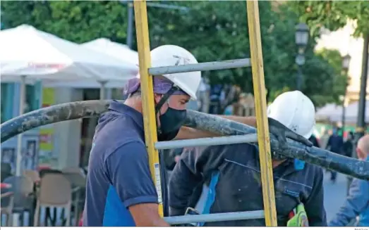  ?? PASCUAL ?? Trabajador­es de la construcci­ón en una obra en el centro.