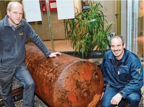  ?? Foto: Silvio Wyszengrad ?? Dieser rostige Sprengkörp­er, der mittlerwei­le bei der Berufsfeue­rwehr Augsburg ausgestell­t ist, hat sie beide zusammenge­schweißt: Sprengmeis­ter Martin Radons (links) und Feuerwehr Sprecher Friedhelm Bechtel (rechts) sind seitdem befreundet.