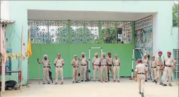  ?? SANJEEV KUMAR/HT ?? Policemen outside the Salabatpur­a centre of Dera Sacha Sauda in Bathinda on the day that the sect head was convicted.