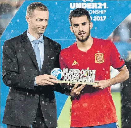  ?? FOTO: EFE ?? Ceballos recibe de manos de Aleksander Ceferin, presidente de UEFA, el trofeo al mejor jugador de la Eurocopa Sub-21