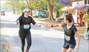  ?? PHARE PONLEU SELPAK ?? Participan­ts encourage each other at the Sangke River Run in January.