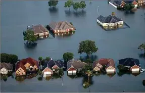  ??  ?? La tempête Harvey submerge les maisons de Port Arthur, au Texas.