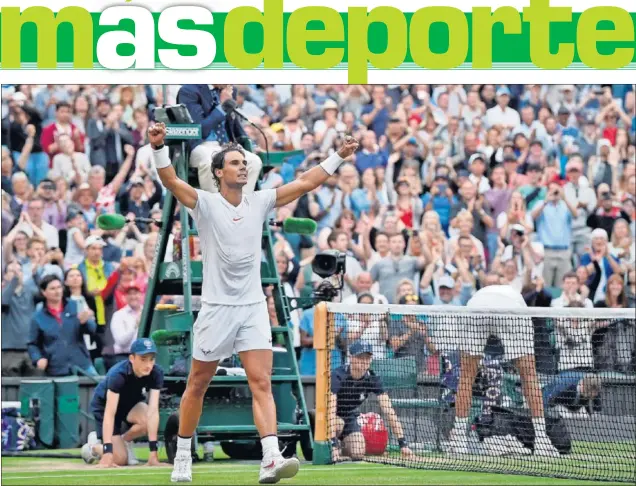  ??  ?? VENCEDOR. Rafa Nadal levanta los brazos para celebrar su épica victoria contra Juan Martín del Potro mientras el argentino, detrás, recoge sus cosas.