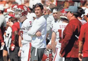  ?? BRYAN TERRY/THE OKLAHOMAN ?? OU quarterbac­k Caleb Williams stands behind Spencer Rattler (7) on the sideline Saturday during a 55-48 win against Texas in Dallas.