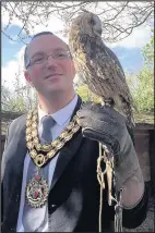  ??  ?? Outgoing mayor of Hinckley and Bosworth, Councillor Richard Allen, made some feathered friends on a visit to Hawkwise Falconry at Bosworth Battlefiel­d heritage centre near Sutton Cheney