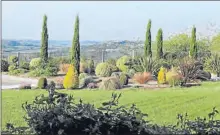  ??  ?? De l’esplanade, une vue panoramiqu­e et un jardin merveilleu­sement aménagé.