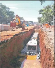  ??  ?? Foso abierto en Ruta 2 y Zavala Cue, para ubicar el desagüe pluvial. Hoy ya está tapado de nuevo.