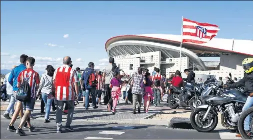  ??  ?? AMBIENTAZO. La afición del Atlético no quiere perderse el entrenamie­nto abierto del día 31.