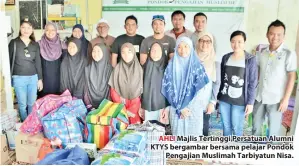  ??  ?? AHLI Majlis Tertinggi Persatuan Alumni KTYS bergambar bersama pelajar Pondok Pengajian Muslimah Tarbiyatun Nisa.