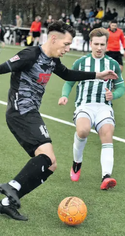  ?? BILD: Tobias Frick ?? Gut gepresst: Tim Janßen (rechts) brachte die Defensive von Atlas mehrmals in Bedrängnis. Bei seinem Treffer zum 1:1 nutzte er einen Fehler von Keeper Rico Sygo.