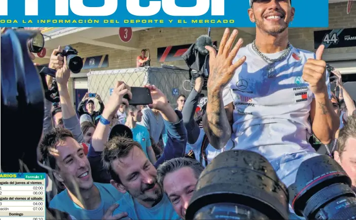  ??  ?? Lewis Hamilton celebra su sexto título de campeón del mundo de Fórmula 1 después de la carrera del GP de Estados Unidos de la temporada pasada.