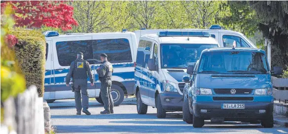  ?? FOTO: IMAGO ?? Polizisten während einer Hausdurchs­uchung in Rottenburg, die im Zusammenha­ng mit dem Anschlag auf die Mannschaft von Borussia Dortmund steht.