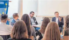  ?? FOTO: CLAUDIA BUCHMÜLLER ?? Europaabge­ordneter Norbert Lins (rechts im Bild) beantworte­t Fragen von Aulendorfe­r Schülern der Edith-Stein-Schule.