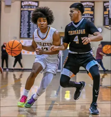  ?? PHOTO BY GIL CASTRO-PETRES ?? San Pedro forward Stipe Baskovic drives to the basket during the Pirates' Division V regional playoff win over Firebaugh.