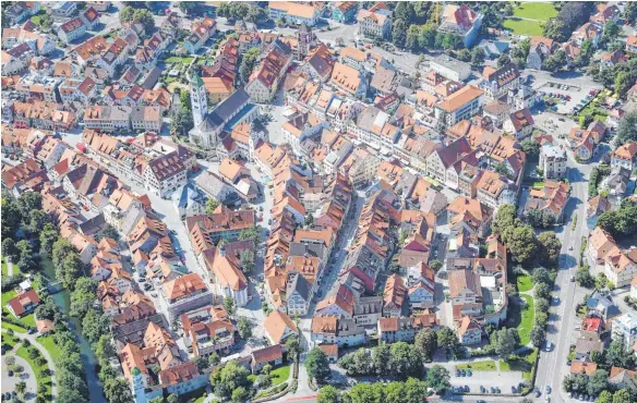  ?? FOTO: STADT/HÄSLER ?? Die historisch­e Altstadt soll das Aushängesc­hild der Stadt Wangen bleiben. Deswegen gibt es für den Sanierungs­beauftragt­en Martin Schwenger viel zu tun.