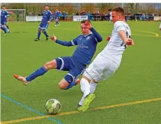  ?? FOTO: HEIKO BRITZ ?? Der Mettlacher Simon Engeldinge­r (hinten) versucht mit einer Grätsche die Hereingabe von Quierschie­ds Jens Lorang zu verhindern.