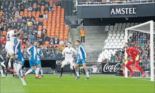  ??  ?? OCASIÓN DE GARAY. El argentino estuvo cerca del gol en un remate de cabeza tras saque de esquina al poco de empezar la segunda mitad.