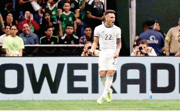  ??  ?? • Lautaro Martínez, de la selección de Argentina, festeja luego de conseguir un gol ante México.