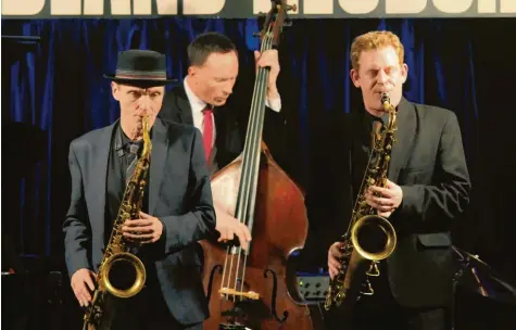  ?? Foto: Gerd Löser ?? The Toughest Tenors traten am Wochenende im Birdland Jazzclub in Neuburg auf. Die Musiker wirkten nur auf den ersten Blick ein wenig steif mit ihren schwarzen Anzügen, weißen Hemden, korrekter Krawatte und der akkuraten Frisur. Ihre Musik war alles andere als steif.