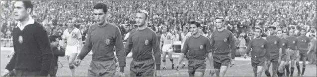  ??  ?? EMPATE EN EL BERNABÉU. Ramallets, seguido de Foncho, Santamaría, Calleja, Zoco, Del Sol, Peiró, Aguirre, Gento, Di Stéfano y Gensana, antes del partido contra Gales en 1961.