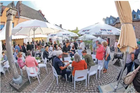  ?? FOTOS: JÜRGEN LAASER ?? Der Schlemmerm­arkt in Wassenberg gehört zu den Traditions­veranstalt­ungen und lockt auch viele Besucher von außerhalb an. Zusammen mit den regelmäßig stattfinde­nden Abendmärkt­en haben sie die Attraktivi­tät des Ortes gesteigert.