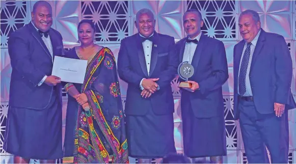  ?? DEPTFO News ?? Rosie Travel Group won the HFC Best Large Business Operating Internatio­nally award at the 2018 Prime Minister’s Internatio­nal Business Awards at the Sofitel Resort and Spa on November 24, 2018. From left: General Manager at Rosie Holidays Eroni Puamau, Minister for Industry, Trade, Tourism (MITT), Local Government, Housing and Community Developmen­t Premila Kumar, Prime Minister Voreqe Bainimaram­a, Rosie Travel Group managing director Tony Whitton, and HFC Bank board chairman Tom Ricketts. Photo: