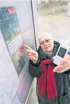  ?? RP-FOTO: ANNE ORTHEN ?? Auf Plakaten wirbt die Rheinbahn für das neue Ticket, das Karin Perske auch gern nutzen würde. Sie besitzt aber kein Smartphone.