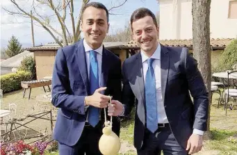  ?? Ansa ?? In corsa Andrea Greco, candidato governator­e del Molise, con il capo politico Luigi Di Maio del M5S