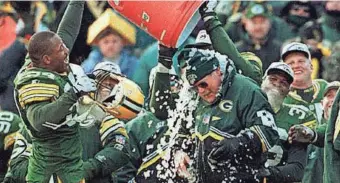  ?? PACKER PLUS FILES ?? Packers players douse coach Mike Holmgren in the closing minutes of the NFC championsh­ip game against the Panthers on Jan. 12, 1997.