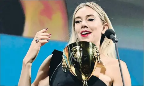  ?? ALBERTO PIZZOLI / AFP ?? La premiada con la Copa Volpi a mejor actriz, Vanessa Kirby, dedicó el premio a las madres que han perdido a hijos