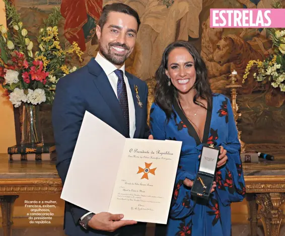  ??  ?? Ricardo e a mulher, Francisca, exibem,
orgulhosos, a condecoraç­ão do presidente da república.